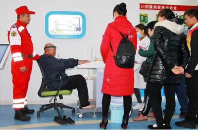 关注老人身体健康 公益体检在行动